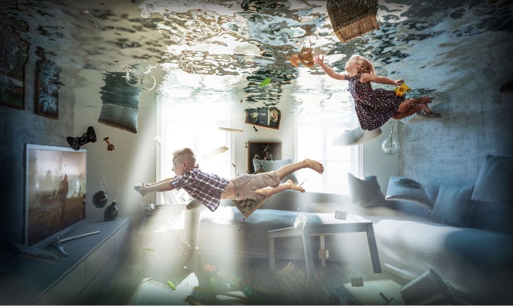 Діти, що грали у відеогру, намагаються виплисти з вітальні, яка затоплена водою доверху